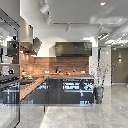 Modern With Private Pool, Jacuzzi, Sauna * Ровинь