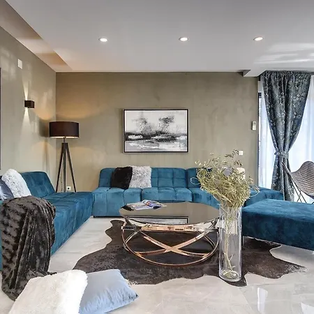 Апартаменты Modern With Private Pool, Jacuzzi, Sauna *