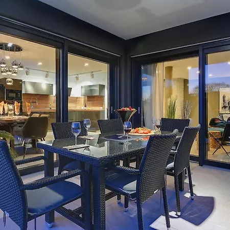 Modern With Private Pool, Jacuzzi, Sauna
