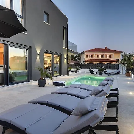 Modern With Private Pool, Jacuzzi, Sauna
