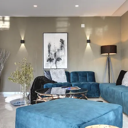 Modern With Private Pool, Jacuzzi, Sauna Rovinj