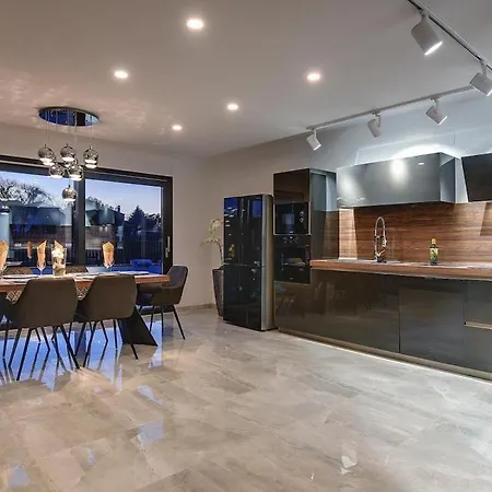 Modern With Private Pool, Jacuzzi, Sauna *