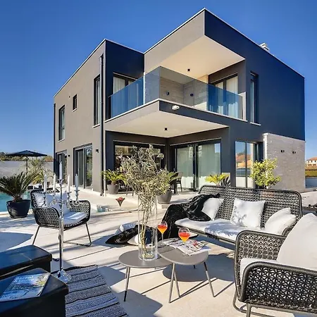 Modern With Private Pool, Jacuzzi, Sauna Rovinj