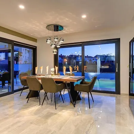 Modern With Private Pool, Jacuzzi, Sauna Lägenhet *