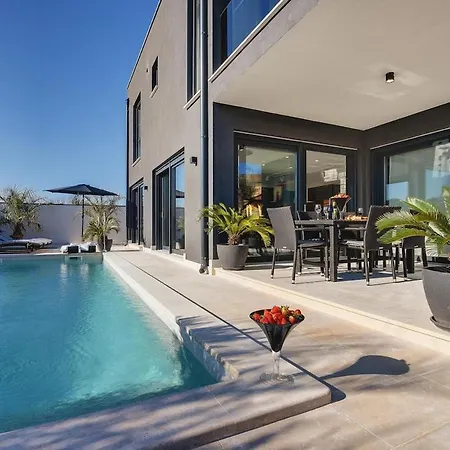 Modern With Private Pool, Jacuzzi, Sauna Lägenhet