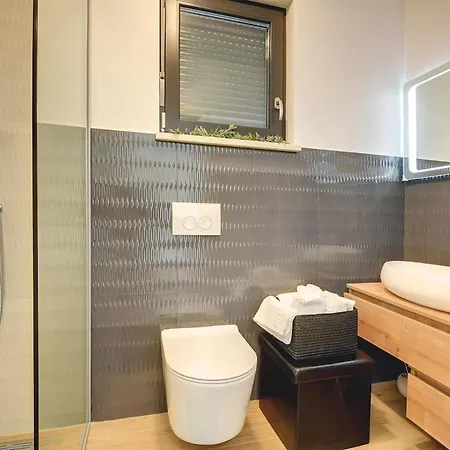 Modern With Private Pool, Jacuzzi, Sauna *