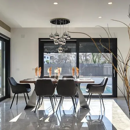 Modern With Private Pool, Jacuzzi, Sauna Rovinj